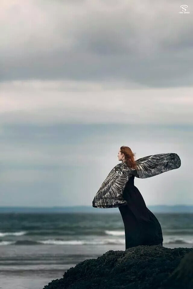 roza的羽翼围巾唤起了每个姑娘内心深处对翱翔的悸动和