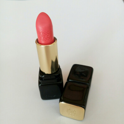 #日常系好唇膏#娇兰kisskiss343 在微博上被种草的，很日常的颜色，并且百搭。颜色很显白，黄皮也无压力。膏体也很润，在嘴唇状态好的情况下可以直接涂。持久度还不错。在免税店200入超实惠。