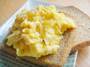 美式炒蛋 scrambled eggs 鸡蛋  2个 低脂牛奶  2茶匙 黄油  适量 盐  微量 黑胡椒粉  适量 1打蛋，加牛奶和盐到蛋液中 2不沾锅中低温加黄油 3黄油烧热时小火倒入蛋液。不要搅拌！让鸡蛋慢慢慢慢慢温热一分钟直到底部成型 4拿起小木铲把鸡蛋从边缘往中间推，上层蛋液会流向锅底，凝固了接着往中间推，直到鸡蛋没有继续熟的迹象 5看不到流动液体时 赶紧离火并继续搅拌，差不多变结实了就可以装盘了