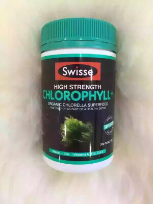 swisse叶绿素200片。这个绝对适合所有成年人（孕妇除外）。濾Swisse叶绿素片，便于携带，轻松排除体内毒素，不拉肚子，有助排便顺畅，所以具有减肥功效，对于排毒不好上火引起的痘痘粉刺口气特别见效，改善暗疮，色斑，便秘，怕冷，延缓衰老，解酒也是良好的清血剂，增加红血球，所含大量铁质能抗毒防癌。