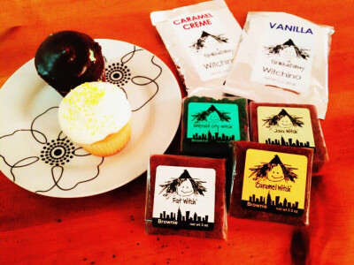 Fat witchのブラウニーとドリンクパウダー。 Eleni'sのカップケーキ lemonとchocolatemint