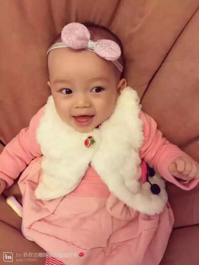 买家秀：粉色连衣裙搭配白色马甲～秋冬季节穿上暖暖的。尺码：73、80、85、90、95。