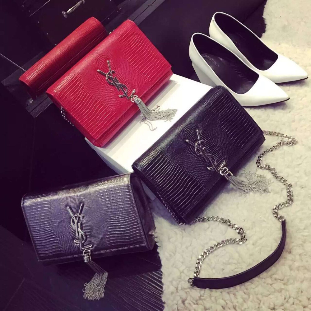 真皮女包¥300元包邮！高端货！你们爱的YS*经典黑红流苏金链小包！这次采用蜥蜴纹牛皮！配盒子，超高档！这只做的已经没必要去专gui买了！尺寸：23x15cm。389210008