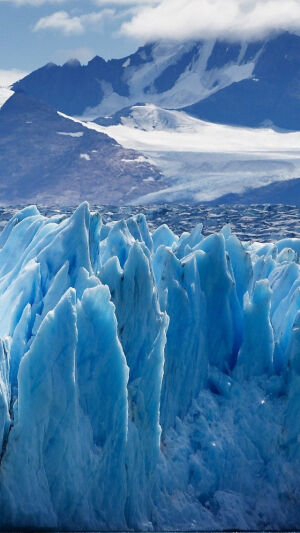 El Calafate, Patagônia, Argentina。阿根廷埃尔卡拉法特，是克鲁斯省的一个镇，位于巴塔哥尼亚高原阿根廷湖畔，邻近智利与阿根廷边境，距离州首府里奥加耶戈斯约320公里。在罗斯·格拉希亚雷斯冰川国家公园内拥有十分壮观的佩里托莫雷诺冰川(Perito Moreno Glacier)。