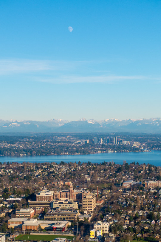 Seattle,Washington,USA (by Ed Suominen)。美国西雅图，是美国太平洋西北区最大的城市，建立于1850年代，得名于西雅图酋长。西雅图的官方别名为翡翠之城，它位于华盛顿州普吉特海湾和华盛顿湖之间的金县，距离加美边境约174千米。西雅图也是金县的县治所在。1995年，西雅图被《货币》杂志评为“全美最佳居住地”，1996年被《财富》杂志评为“最佳生活工作城市”，1998年是全美公认生活质量最高的城市。西雅图也是传统的会议旅游中心