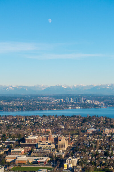 Seattle,Washington,USA (by Ed Suominen)。美国西雅图，是美国太平洋西北区最大的城市，建立于1850年代，得名于西雅图酋长。西雅图的官方别名为翡翠之城，它位于华盛顿州普吉特海湾和华盛顿湖之间的金县，距离加美…