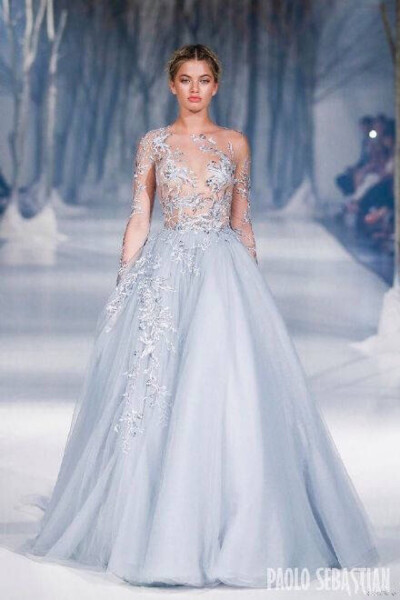 Paolo Sebastian Fall 2016 Couture｜来自澳洲的贵族仙牌，灵感来自于设计师对童话中雪女的印象。透明的蕾丝，冰冷的蓝色、雪花的白色——雪女是这么美的吗