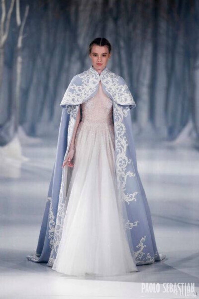 Paolo Sebastian Fall 2016 Couture｜来自澳洲的贵族仙牌，灵感来自于设计师对童话中雪女的印象。透明的蕾丝，冰冷的蓝色、雪花的白色——雪女是这么美的吗