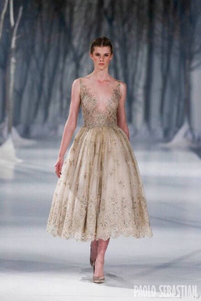 Paolo Sebastian Fall 2016 Couture｜来自澳洲的贵族仙牌，灵感来自于设计师对童话中雪女的印象。透明的蕾丝，冰冷的蓝色、雪花的白色——雪女是这么美的吗