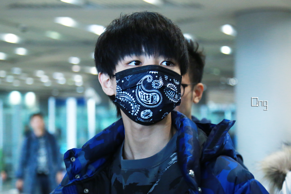 #王俊凯# #TFBOYS王俊凯# #TFBOYS# 151117 北京首都机?。鹌止驶?cr：究極王俊凱