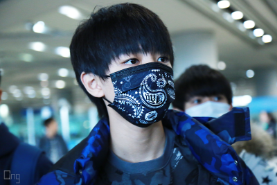 #王俊凯# #TFBOYS王俊凯# #TFBOYS# 151117 北京首都机?。鹌止驶?cr：究極王俊凱