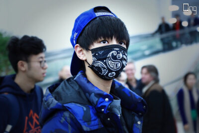 #王俊凯# #TFBOYS王俊凯# #TFBOYS# 151117 北京首都机?。鹌止驶?cr：究極王俊凱