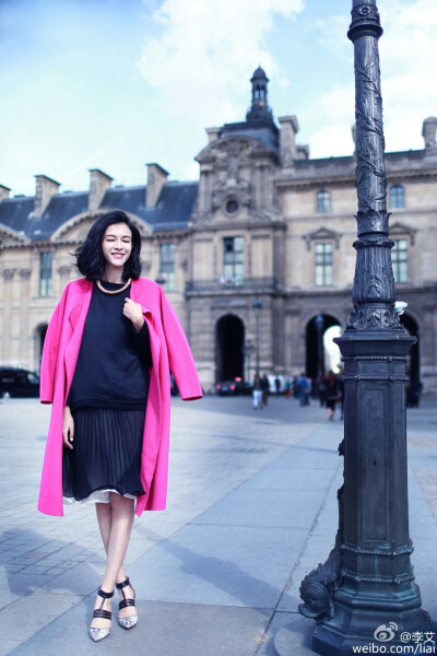 李艾 玫红色大衣很亮眼