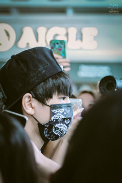 #王俊凯# #TFBOYS王俊凯# #TFBOYS# 150926 杭州萧山机场-四川绵阳机场 cr：CoconutBoys