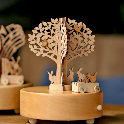 日本木质雕花音乐盒发条自动旋转兔子创意生日情人节儿童礼物