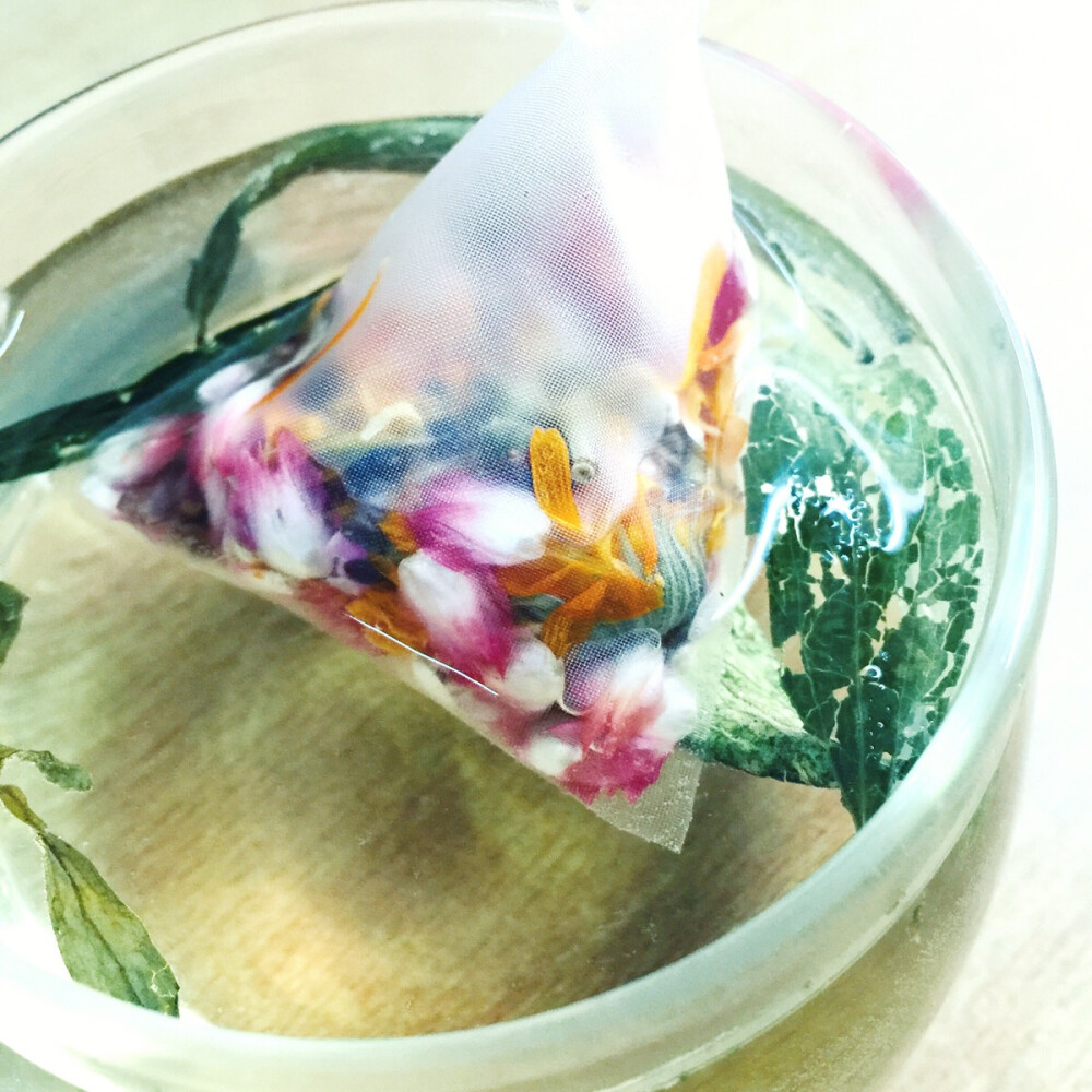 金盏菊玫瑰花茶，可祛痘润痘印的说。