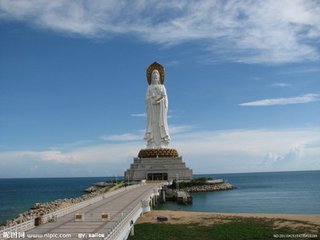 海南省北以琼州海峡与广东省划界，西临北部湾与广西壮族自治区和越南相对，东濒南海与台湾省对望，东南和南边在南海中与菲律宾、文莱和马来西亚为邻。 1988年4月，海南建省、成立海南经济特区。海南省行政区域包括海南岛和西沙群岛、南沙群岛、中沙群岛的岛礁及其海域。海南地处热带北缘，属热带季风气候。