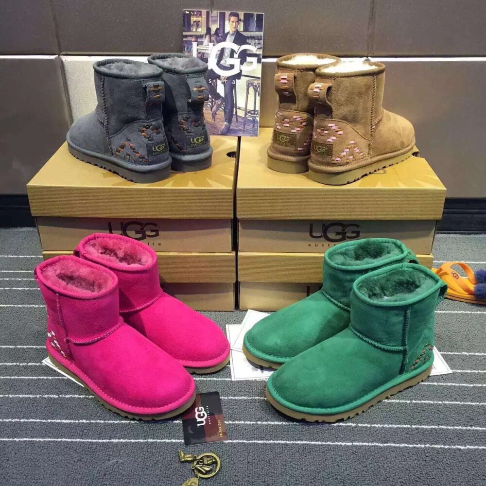 P360元包邮！UGG9265！2015主打编织元素后跟➕后拉片都植入了编织元素经典Mini系列➕官网封面 今年必火的一款顶级羊皮毛一体雪地靴颜色:栗、灰、玫红 、绿色 、码数:36～40。300270690