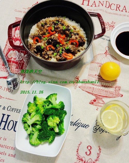 豉汁排骨煲仔饭（1）小排骨加蒜碎、料酒、少许水、生抽、老抽、糖、淀粉、油抓匀腌制（前晚放冰箱腌更好） （2）米洗净沥干。 （3）炒锅放一小匙油爆香蒜碎随即放入沥干的米翻炒一下，裹上油脂即可。 （4）取一砂锅或这样的铸铁锅将炒好的米放入，注适量水。比平时煮饭少些。 （5）大火烧开，并大火煮至水还有表面一层时，摆入腌好的小排骨和红椒丝。 （7）关小火煲20分钟，关火再焖10分钟OK。吃时浇入适量煲仔饭酱油即可。