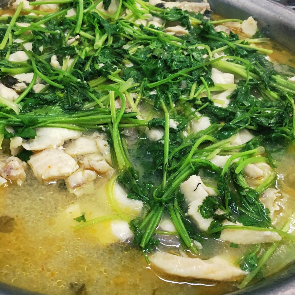 在公司做的酸菜鱼，园区不给做饭的，偷偷做，超好吃的