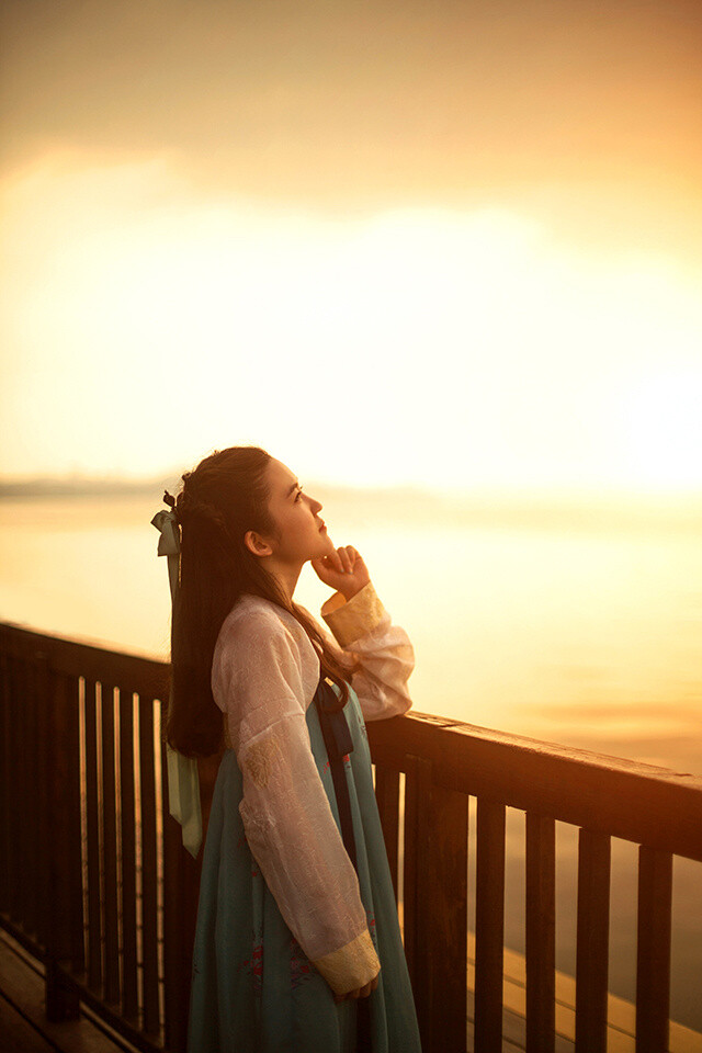 「苏幕遮」汉服外景，襦裙太美了~！随手写的渣词一首，婉约到简直不像我的风格。摄影/后期/作词：@知竹zZ 出镜：@若晚静加油 特别鸣谢：@杉雨萌 微相册全16张戳这里http://t.cn/RPyjXhV #微相册投稿# 抄送：@微相册 @游女神 @宏贇同學 @小铁爱摄影 @摄影山猫-Gxinn @汉服网 @月到风来阁汉服