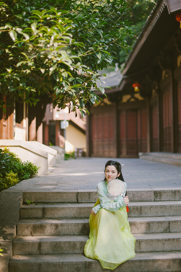 清荷入故丨荷叶罗裙一色裁，芙蓉向脸两边开。 出镜：@若晚静加油 好一朵出尘脱俗的荷叶精~！[doge] 微相册全18张大图戳这里：http://t.cn/RLRQfvt