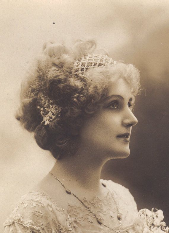 1910s hairstyle