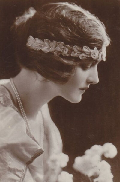 1910s hairstyle