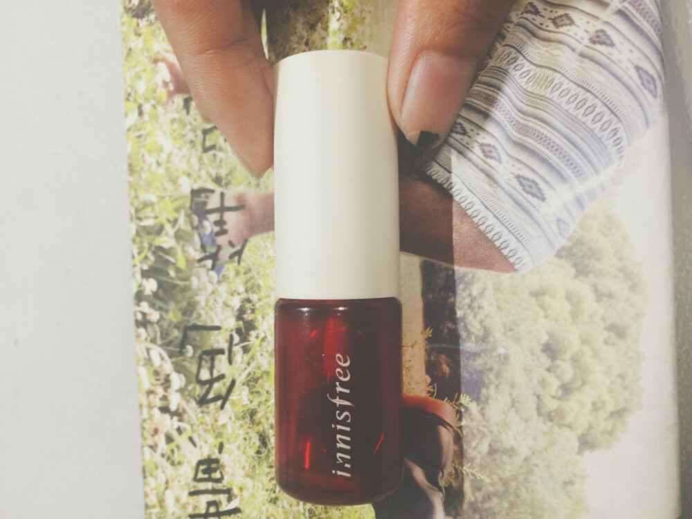 #日常系好唇膏#innisfree 胭脂水的莓果鲜䣼色，水状，可以当染唇液又可以作为底妆腮红，是果香的香气呢 有两色可选～便宜又好用