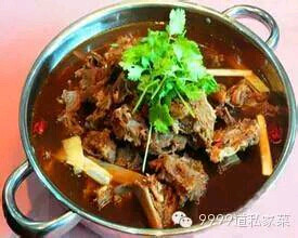 经典羊肉火锅 原料：当归30克，羊肉1500克，精制油100克，姜5克，蒜5克，葱5克，味精20克，鸡精20克，料酒20克，胡椒粉5克，白汤3000克，盐适量。 做法： 1、姜蒜切片，葱切成“马耳朵”形，当归切成4毫米厚的片。 2、羊肉洗净，切成3厘米见方的块，入汤锅汆水捞起。 3、炒锅置火上，下油加热，放姜蒜片，葱，炒香，掺白汤，放羊肉，味精，鸡精，胡椒粉，料酒，当归，烧沸，放盐，除尽浮沫，倒入高压锅，压10分钟后起锅入盆，上台即可。