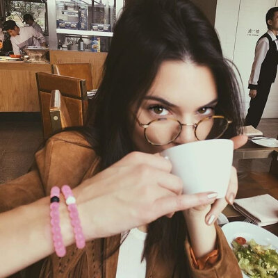 Kendall Jenner,she is eating