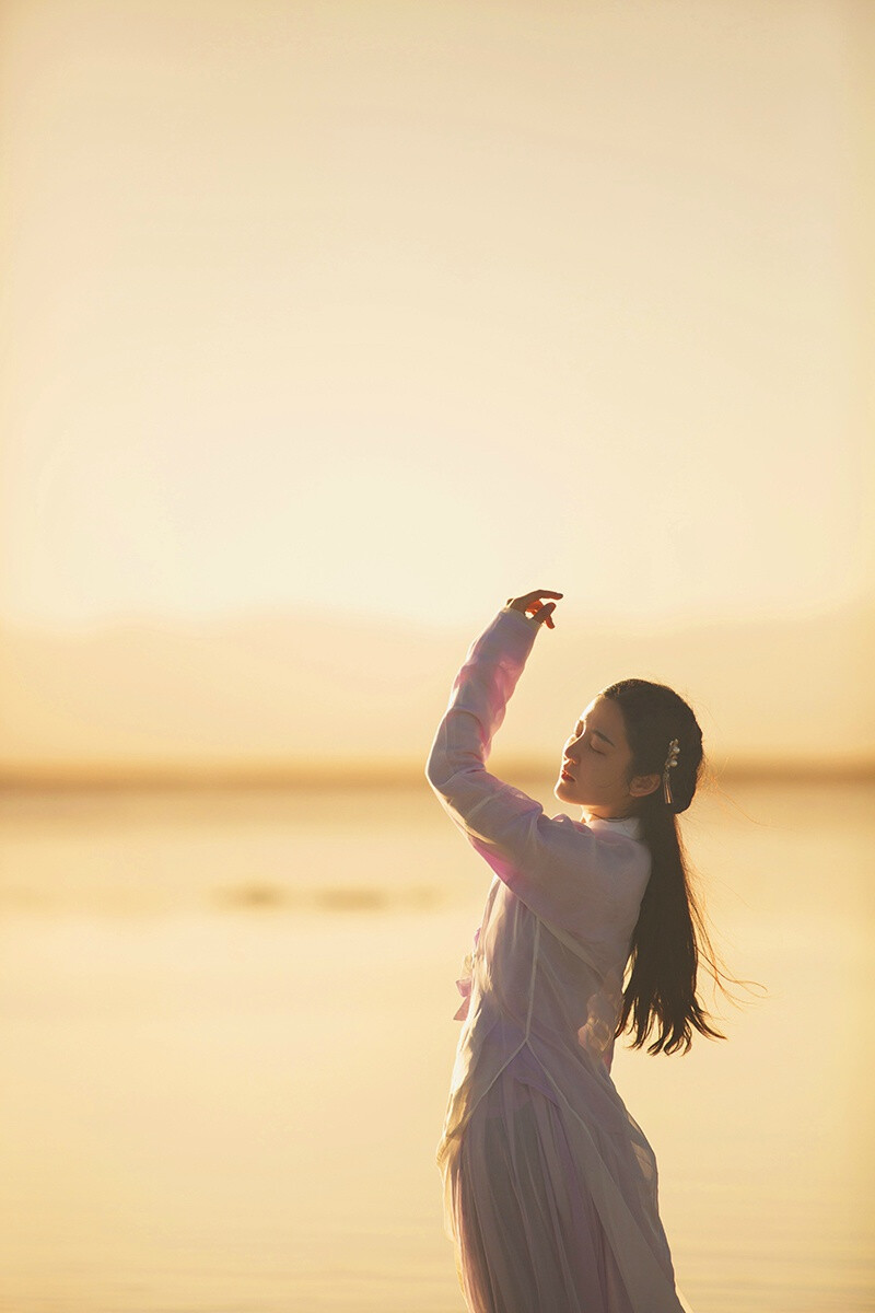#花千骨#衍生汉服，分享一只萌萌哒的小骨~丨出镜：@若晚静加油 服装：@浅画青杏汉服工作室 微相册大图：http://t.cn/RUbmbI3 抄送：@微相册 @摄影山猫-Gxinn