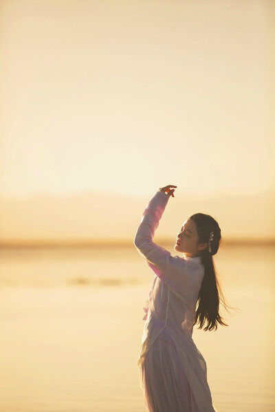 #花千骨#衍生汉服，分享一只萌萌哒的小骨~丨出镜：@若晚静加油 服装：@浅画青杏汉服工作室 微相册大图：http://t.cn/RUbmbI3 抄送：@微相册 @摄影山猫-Gxinn