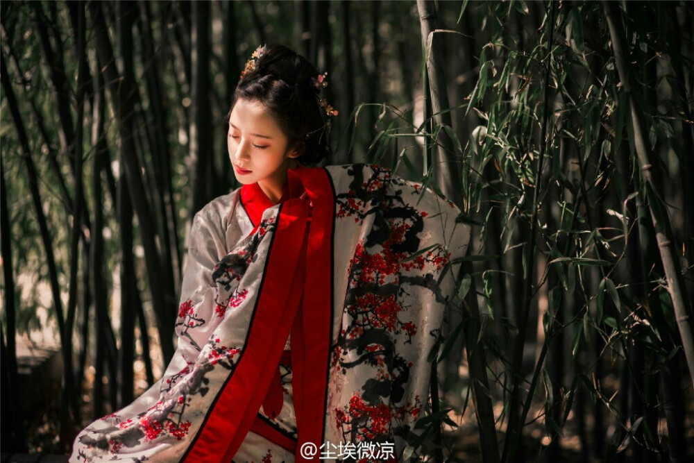 有美人兮,见之不忘.一日不见兮,思之如狂。拍摄/化妆/后期@尘埃微凉 服装/造型@西安汉服社-箬曦俊酃 出镜@格Aire @西安摄影约拍 @汉服村 @汉服集 @汉服网 @汉服视觉 @汉服晴空 @汉服微吧 @汉服摄影 @汉服荟 @西安汉服社 @西安汉服社官博 @长安汉服 @汉新社 @汉服美图集合 @汉服摄影公众号 @东边糖糖云