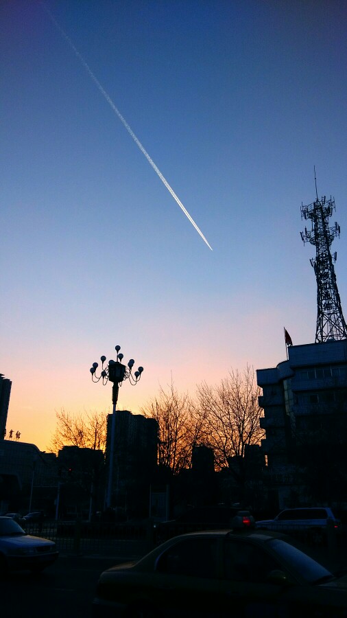 有灰机留给天空的划痕