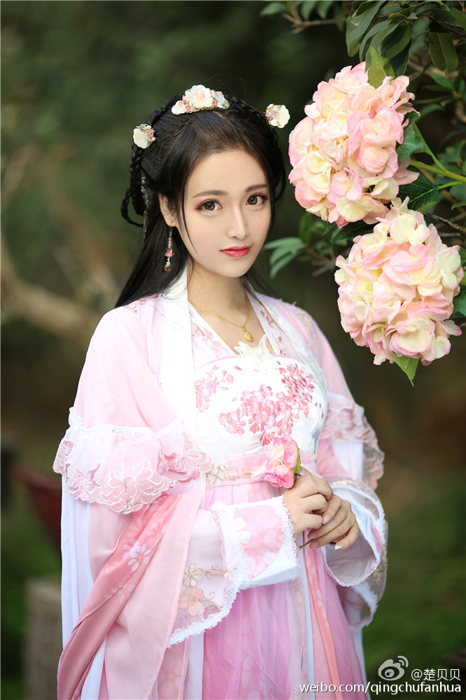 #生日贺图# #华胥引# 锦雀 CN 楚贝贝，摄影@八段锦_ ，后勤@小佳冬眠中 ，服装@共长天 。还有不到一个小时就生日啦，给自己的生日贺图来一发！~这个月才出的热乎乎的锦雀~[doge][doge][doge][doge]祝自己18岁生日快乐！！