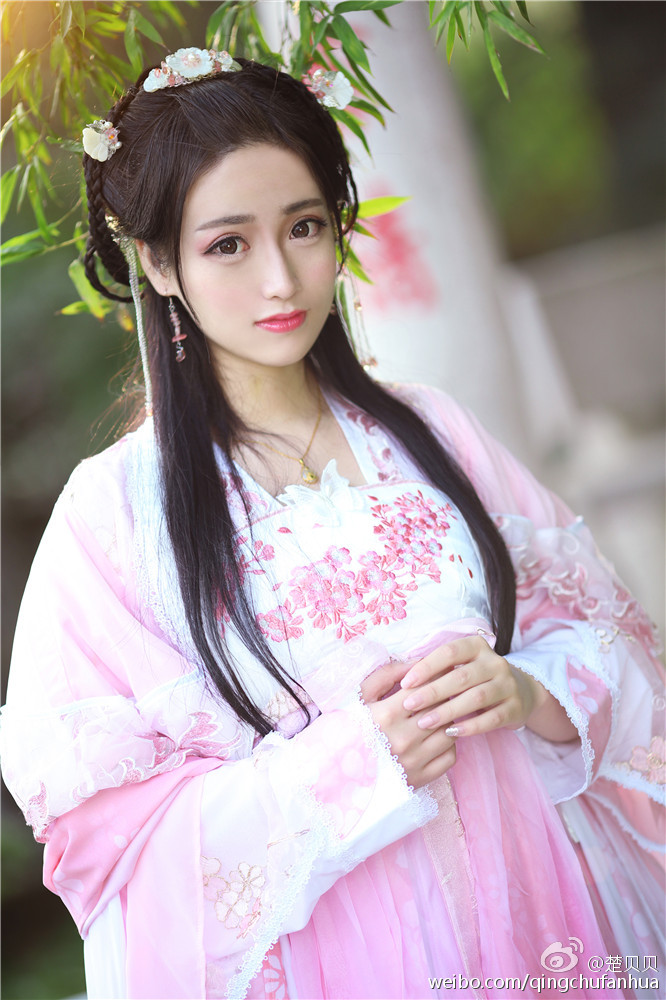 #生日贺图# #华胥引# 锦雀 CN 楚贝贝，摄影@八段锦_ ，后勤@小佳冬眠中 ，服装@共长天 。还有不到一个小时就生日啦，给自己的生日贺图来一发！~这个月才出的热乎乎的锦雀~[doge][doge][doge][doge]祝自己18岁生日快乐！！