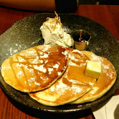 有咸味的pancake 蜂蜜 黄油 糖霜 根据自己喜欢的吃法吃就好啦 口感好蓬松✺◟(∗❛ัᴗ❛ั∗)◞✺