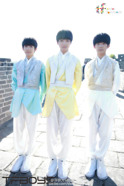  @TFBOYS组合 【预告】今晚22:00江苏卫视《加油小当家》，TFBOYS将化身“厨男” 与小朋友们共同制作美食？看看他们的“黑暗料理”有没有进步~~敬请锁定今晚~~