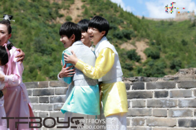  @TFBOYS组合 【预告】今晚22:00江苏卫视《加油小当家》，TFBOYS将化身“厨男” 与小朋友们共同制作美食？看看他们的“黑暗料理”有没有进步~~敬请锁定今晚~~