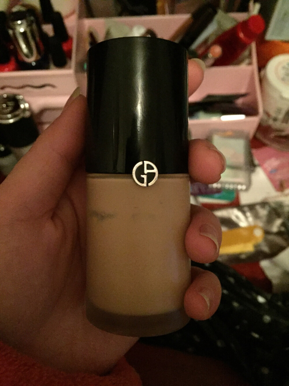 网红必推，我也败了，日常妆容我都是用的rmk清透粉底，没什么太大的遮瑕功效，到了下午有点暗沉，这个的话持妆效果确实好很多，所以我一般有约才用这个，省！我个人用量并不多，因为底子没什么窦需要遮。就是遮点毛孔问题，所以回购也是要看缘分啊！