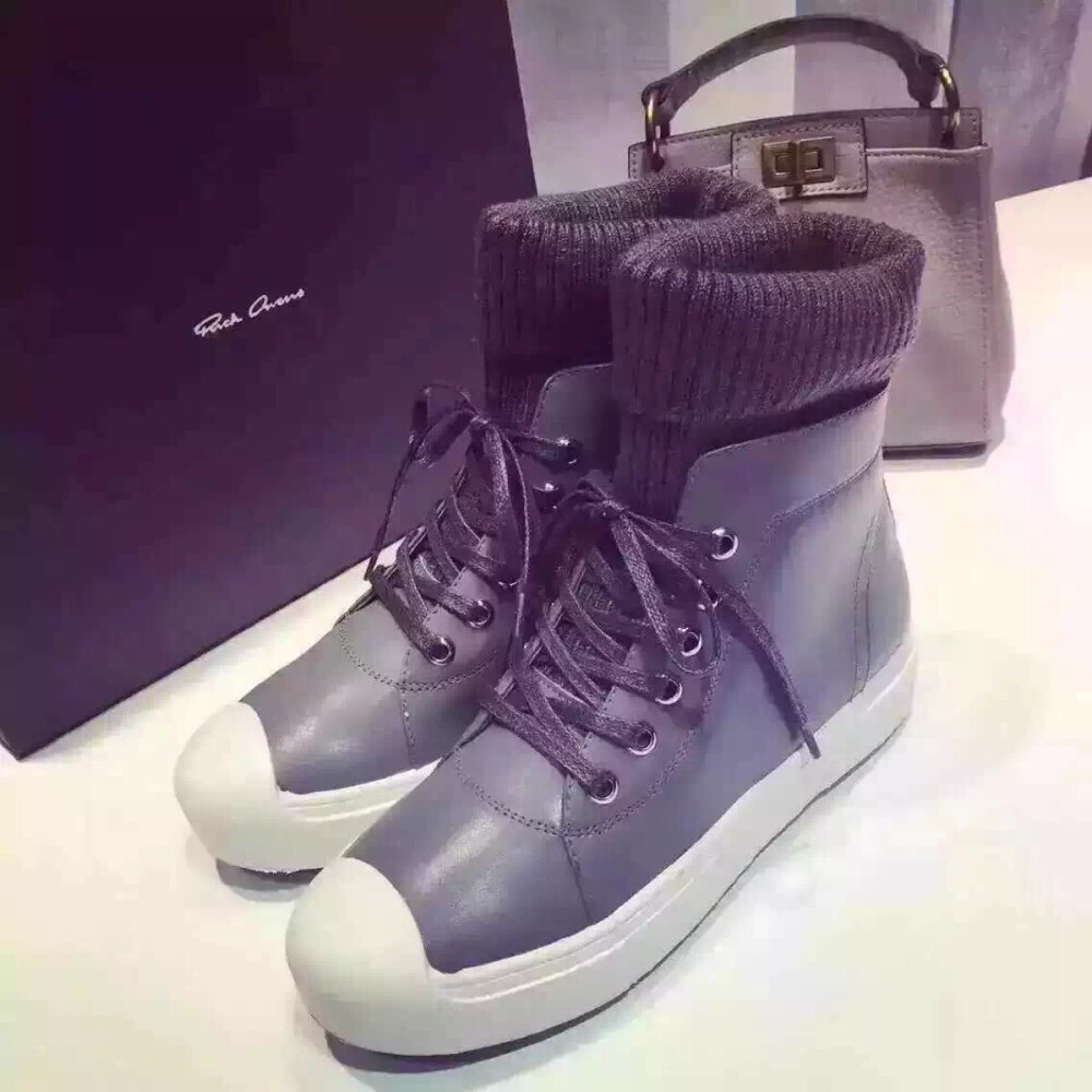 RICK OWENS 绒里皮里可选 2015专柜原版1:1，唐嫣同款 时尚休闲百搭款 超多红人喜欢的的一个设计理念.独一无二的街头气质刻画的淋漓尽致，不仅穿着十分舒适 并且代表着潮流趋势 ，面料:头层牛皮，内里：猪皮内里和保暖绒里可选 灰色、黑色，码数，35-40码.