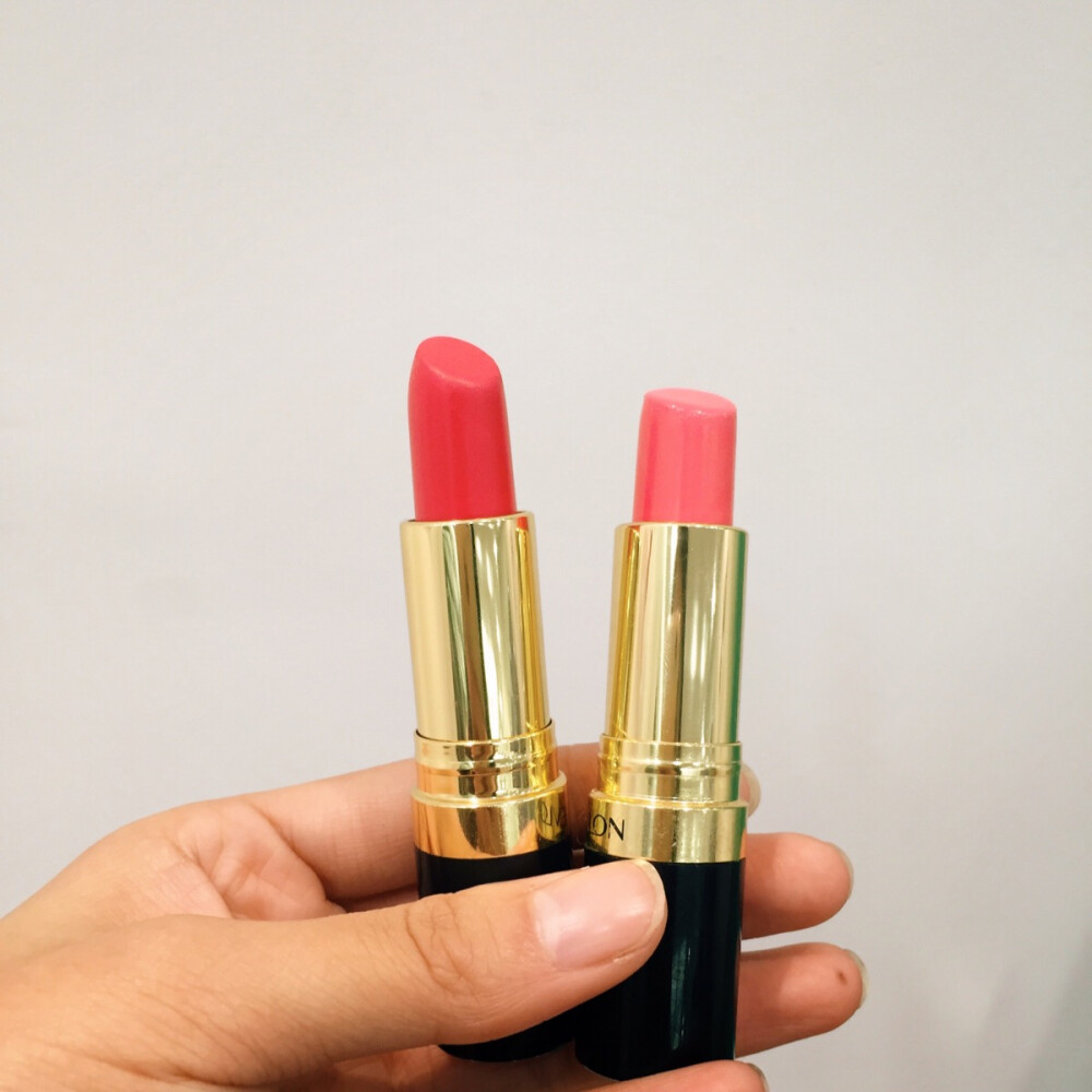 #安利好货# #安利大白菜# 美国露华浓口红 这款也是个大白菜，比唇釉适合新手用~颜色简直美美美！ 哑光的妆面，但是涂抹上去偏奶油质地，可以直接上妆，如果嘴唇实在太干燥可以用唇膏打底~左边的是720，右边是07，720的红色超美！超有青春感又不会那么严肃有女王日常，07色就是粉嫩嫩的颜色，有点像星你色，质地和ysl的很像~ 便宜好用的大白菜哟