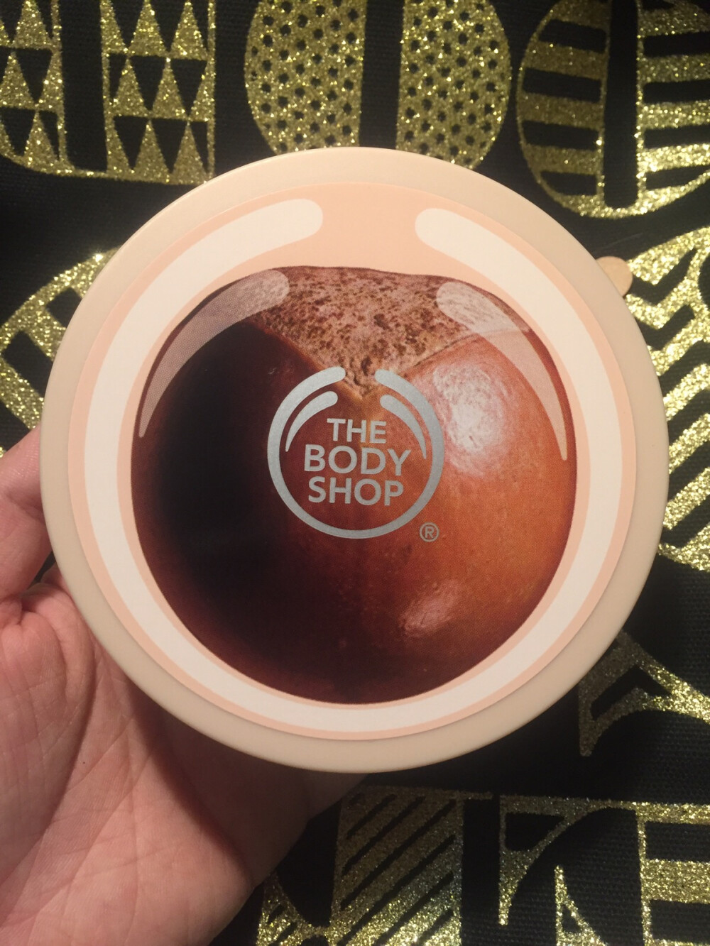 【The body shop】它们家好用的东西并不多，但这个body butter真的是大赞！在干燥如罗村的冬天，洗完澡在腿上糊上这个，香香的润润的，还不腻！你值得拥有！☆☆☆☆