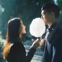 他趴在桌子上睡着了， 她在他包里翻到了他的日记， 这是他暗恋她的第四年了， 他在日记本的第一页写到， 等把这本日记本写完， 他就向她表白。 她小心翼翼的把日记本后的空白页全撕了， 把日记放回包里…