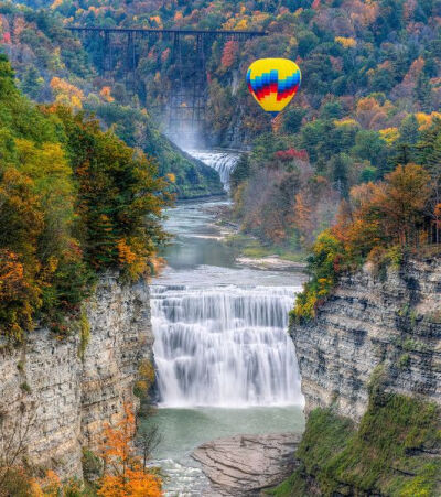 Hot air balloon over The Middle Falls at Letchworth State Park, New York by Jim Vallee photography. #旅游#热气球#自然