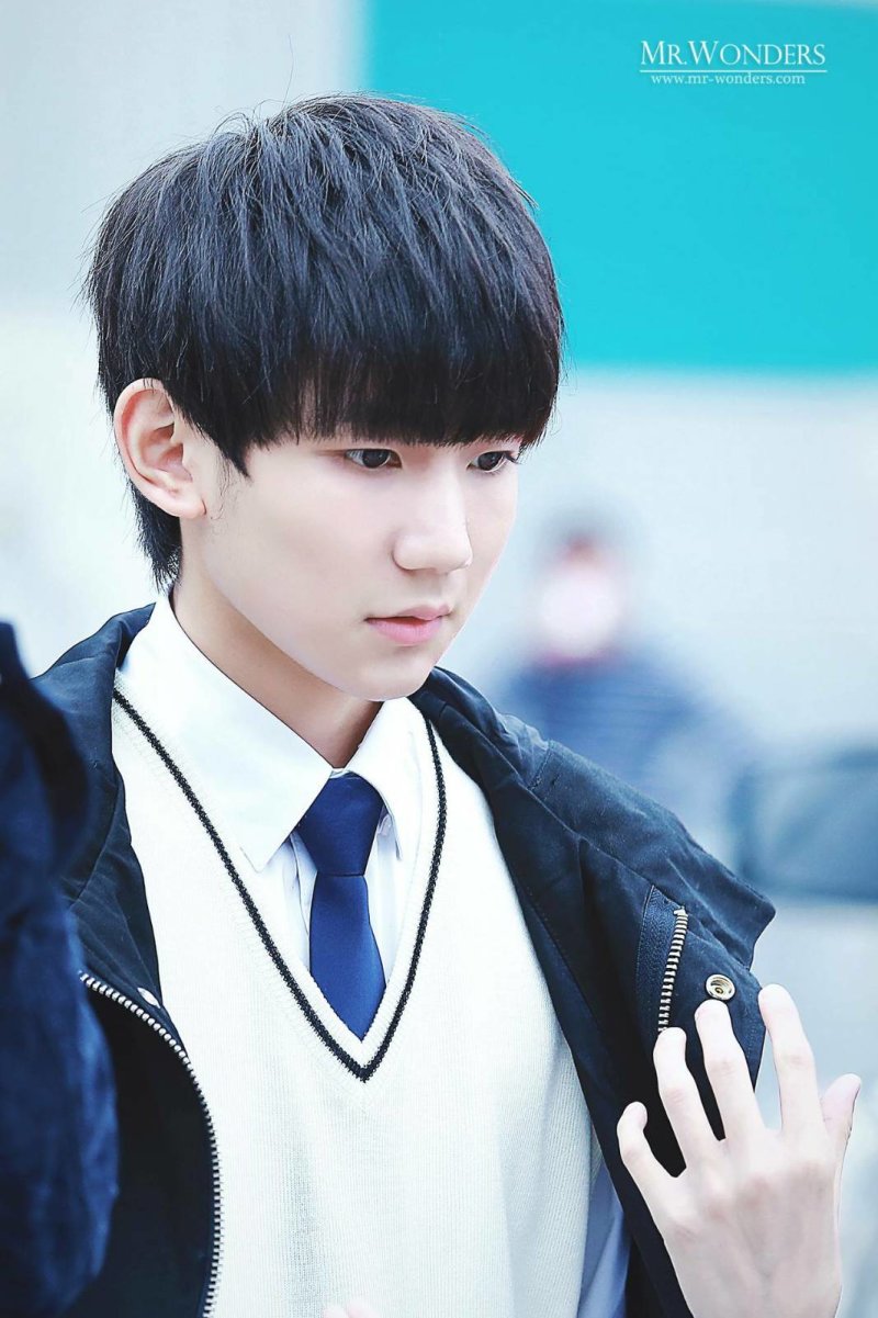 #壁纸##tfboys##王源#完美的侧颜杀，真真是帅哭我