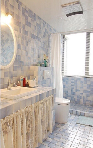 蓝色浴室。