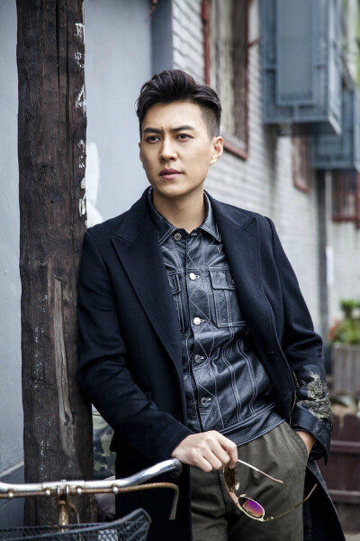 东哥街拍时刻。你们看看牛仔衣穿在里面的搭配！