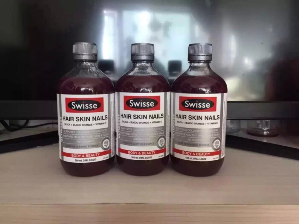 【澳大利亚·强韧的力量】Swisse胶原蛋白液500ml 很多亲们发现自己指甲容易分层、断裂，头发容易分叉，皮肤也没以前有光泽了，那是因为我们已经不是以前那个年轻的自己了，泪目……Swisse胶原蛋白液针对此等情况，拯救脆弱指甲！而皮肤、头发和指甲在生理上密切相关，所以也能一并强韧起来，最明显的体验是“摸起来有了丝滑质感”，小脸鼓鼓，发丝飘逸，跟岁月赛跑不是梦！